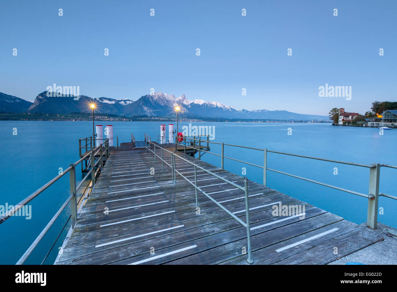 Vista sul lago di Thun verso Niesen montagna, Thunersee, Oberland bernese, Svizzera Foto Stock