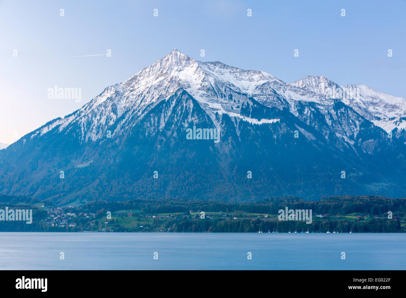 Vista sul lago di Thun verso Niesen montagna, Thunersee, Oberland bernese, Svizzera Foto Stock