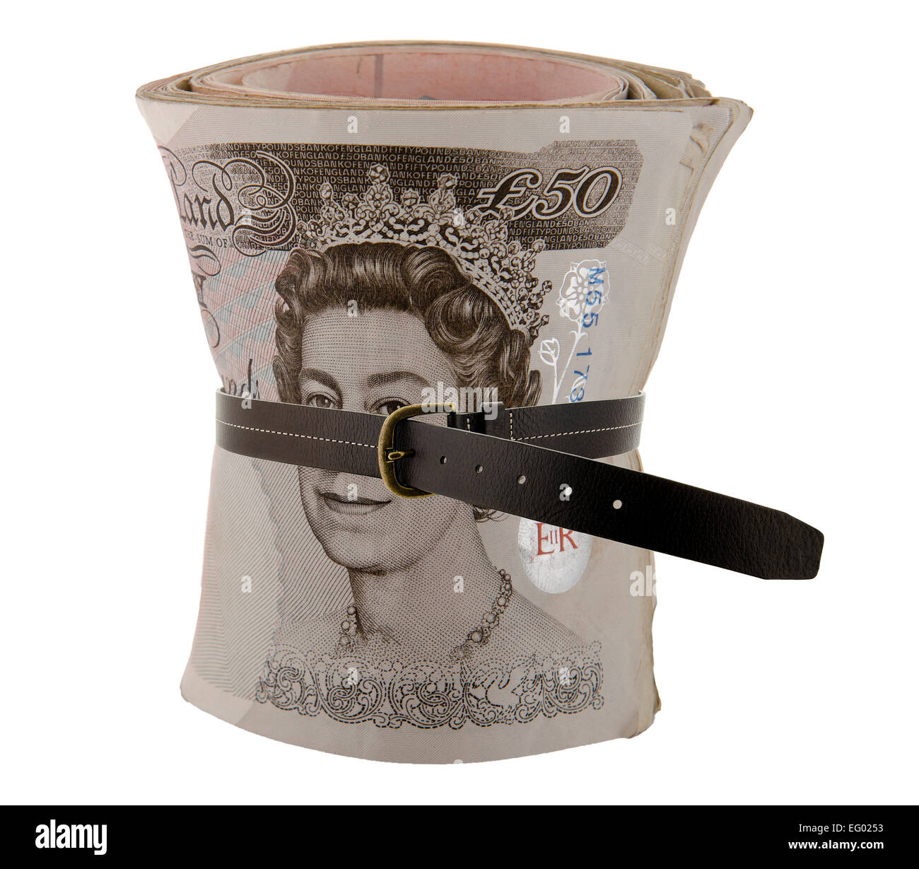 Un rotolo di UK banconote tenute con cintura in cuoio Concetto di immagine di tagliare o cinghia di serraggio Foto Stock