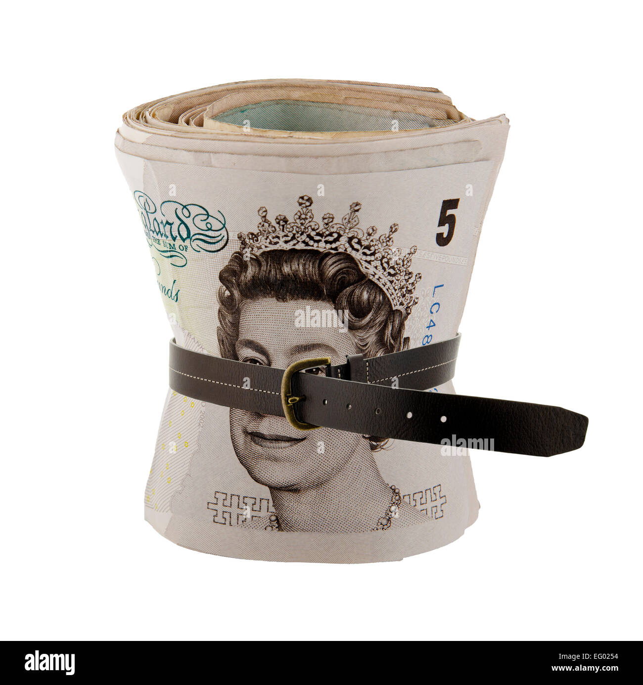 Un rotolo di UK banconote tenute con cintura in cuoio Concetto di immagine di tagliare o cinghia di serraggio Foto Stock