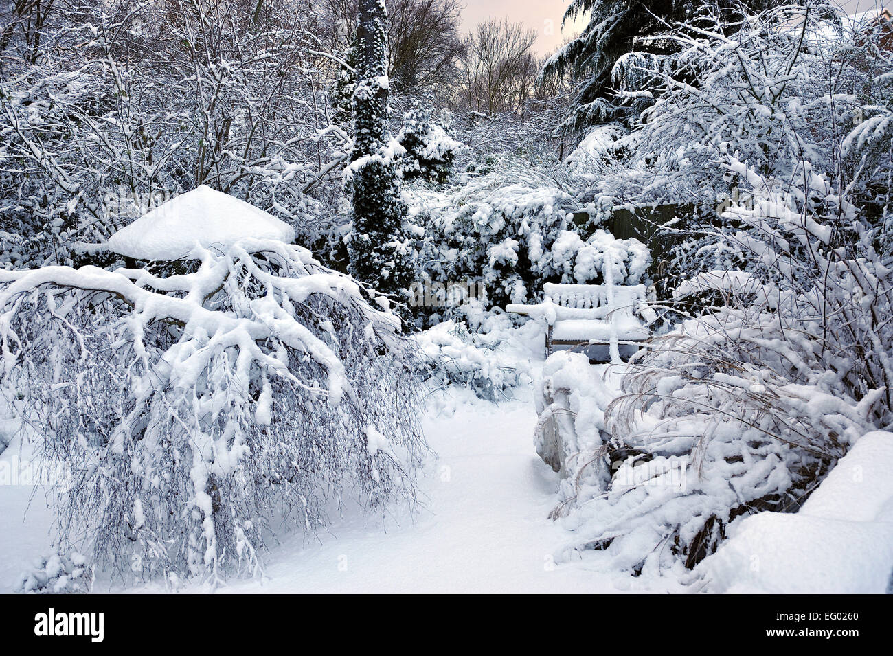 Coperta di neve mobili da giardino in Inghilterra Foto Stock