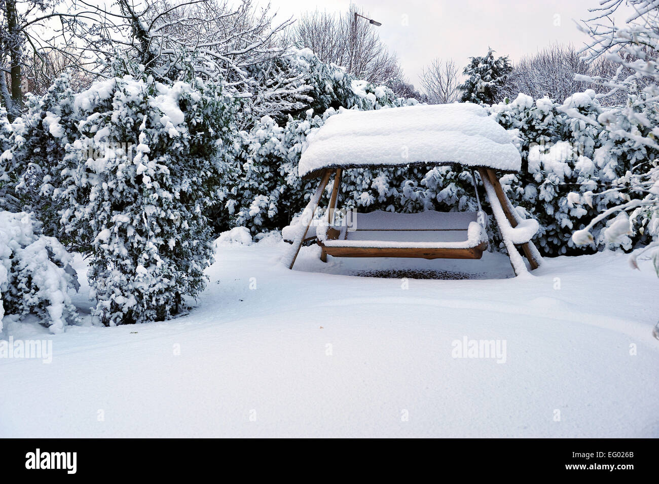 Coperta di neve mobili da giardino in Inghilterra Foto Stock