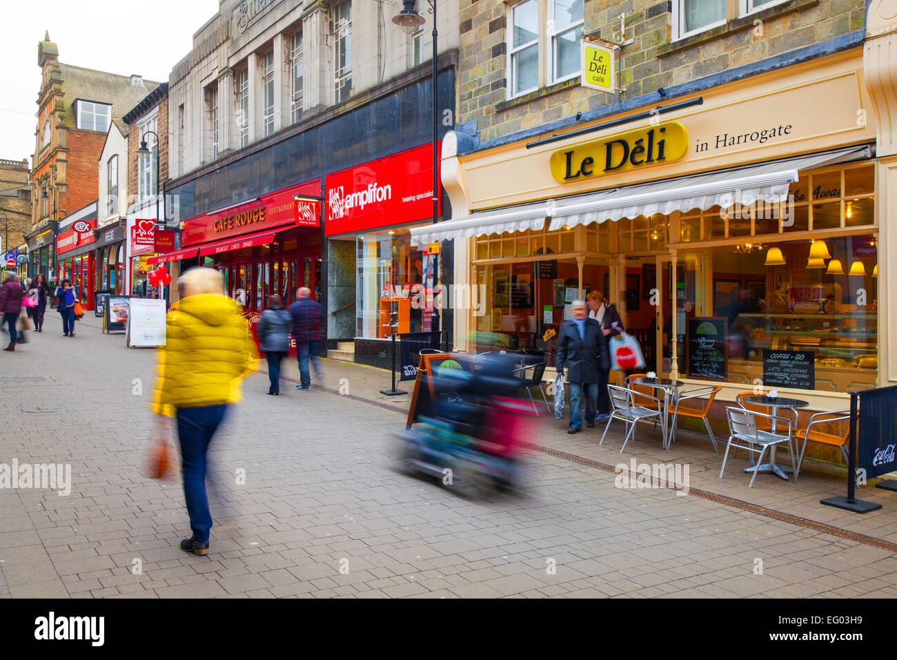 I passanti al di fuori Le Deli, un negozio di specialità gastronomiche francesi, Beulah Street, Harrogate, Regno Unito Foto Stock