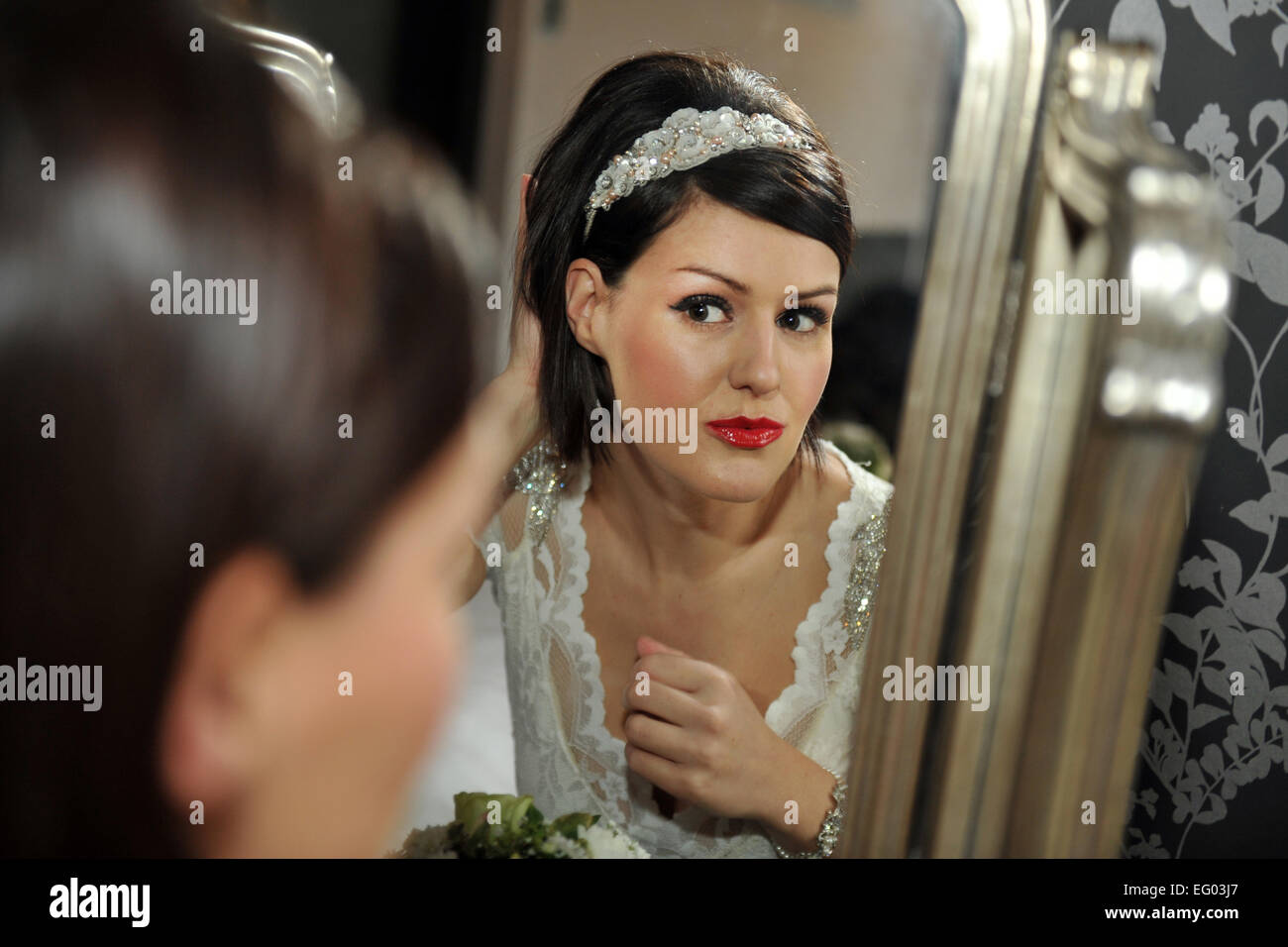 Una sposa si prepara per il suo giorno di nozze Modello rilasciato Foto Stock