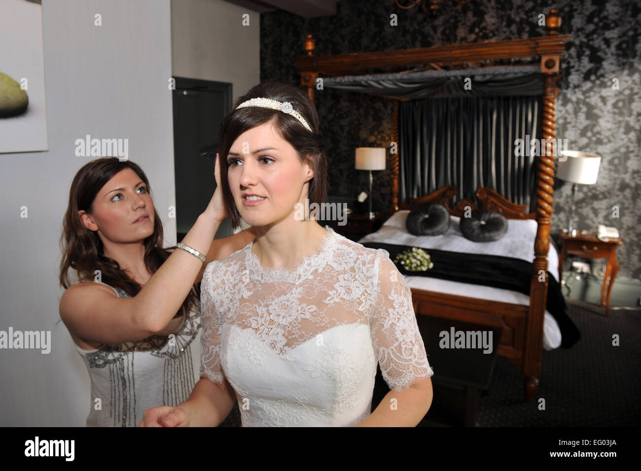 Trucco artisti contribuisce a una sposa a prepararsi per il suo grande giorno. Foto Stock