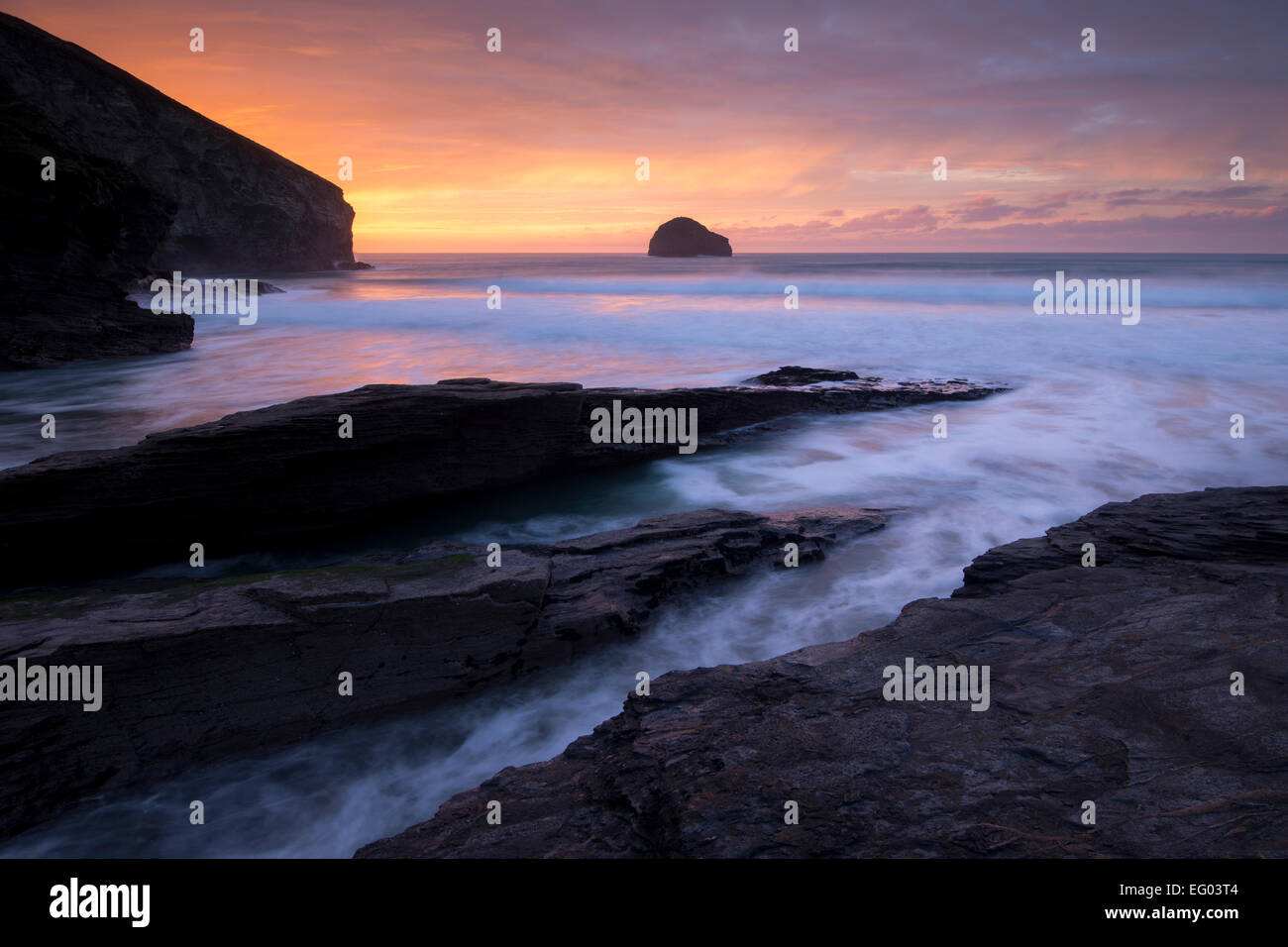 Una vista di Trebarwith Strand in Cornovaglia. Foto Stock