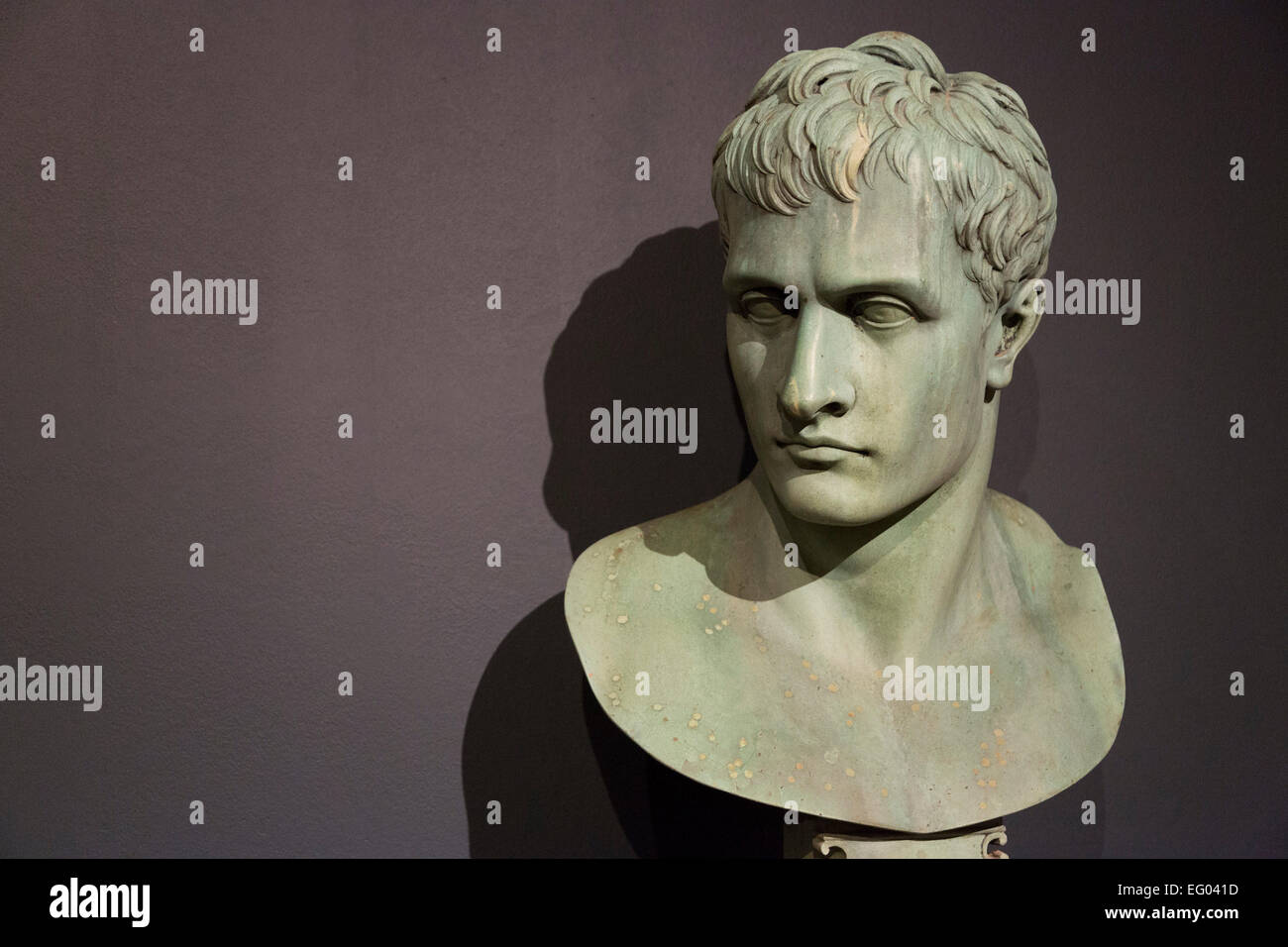 Sold at Auction: piccolo busto di napoleone in bronzo su base lignea tornita