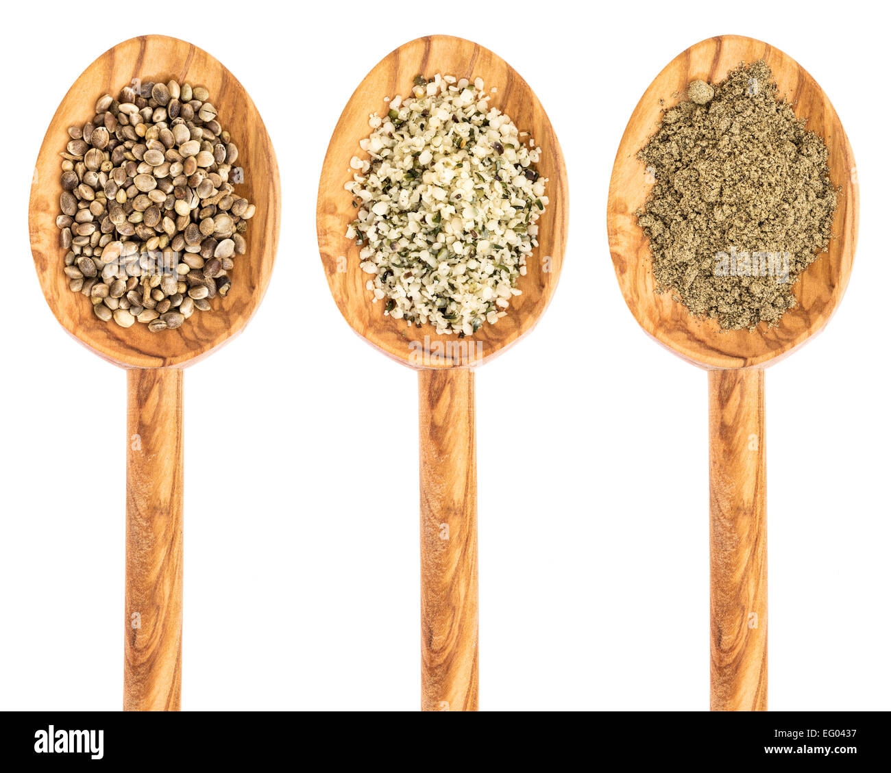 I semi di canapa, cuori e proteine in polvere sulla isolato cucchiai di legno Foto Stock