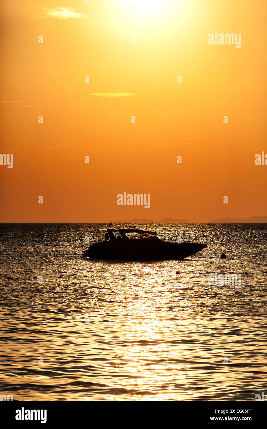 Silhouette di una velocità del motore barca al tramonto. Foto Stock