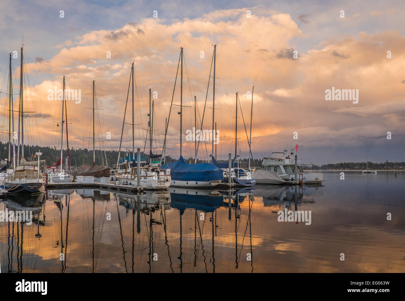 Vashon Island, Washington: Tramonto nuvole riflettono sul Quartermaster Harbour Foto Stock