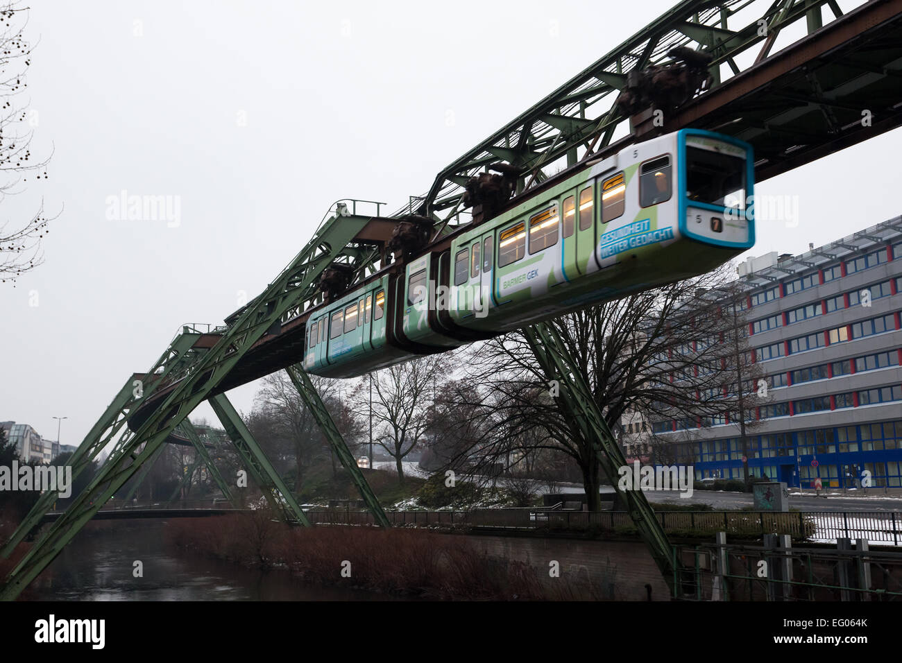 Wuppertal Ferroviaria di sospensione (Wuppertaler Schwebebahn). La storica ferrovia è stato aperto nel 1901 ed è ancora oggi in uso Foto Stock