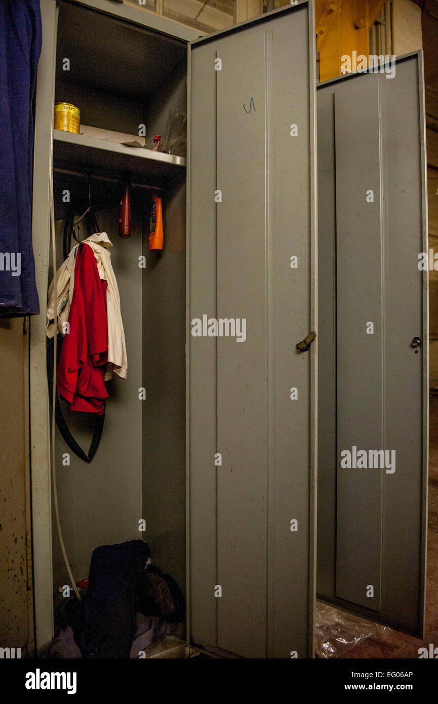 Interno di un armadietto dei lavoratori . Molti lavoratori pensionati dalla ferrovia quando la rampa di posta è stato chiuso e così ha lasciato molti di loro lavoro averi e spazzatura quotidiana dietro nella principale area di deposito vicino a Mount Pleasant. Il Post Office ferrovia sotterranea Ð rampa posta Ð silenziosamente ed industriously correva per 6,5 miglia sotto le strade di Londra in gran parte inosservato per più di tre quarti di secolo. Ma dal 2003, il primo worldÕs driverless, ferroviaria elettrificata ha stabilito dormienti con solo una manciata di ingegneri a mantenere. Sotto nuovi piani sviluppato dalla British Postal Museum & Archive Foto Stock