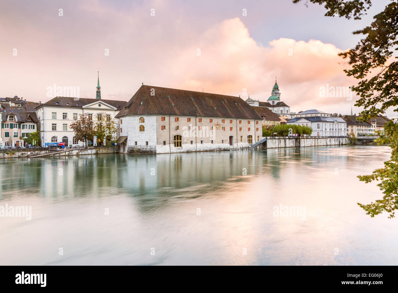 Fiume Aare che scorre attraverso la città di Solothurn, Svizzera, Europa. Foto Stock