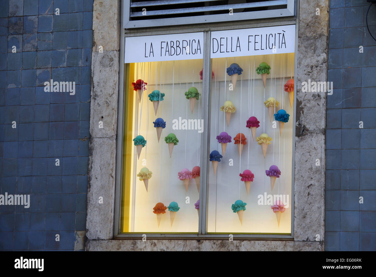 Gelateria a Lisbona con una finestra di visualizzazione di gelati fatti da tessuti colorati Foto Stock