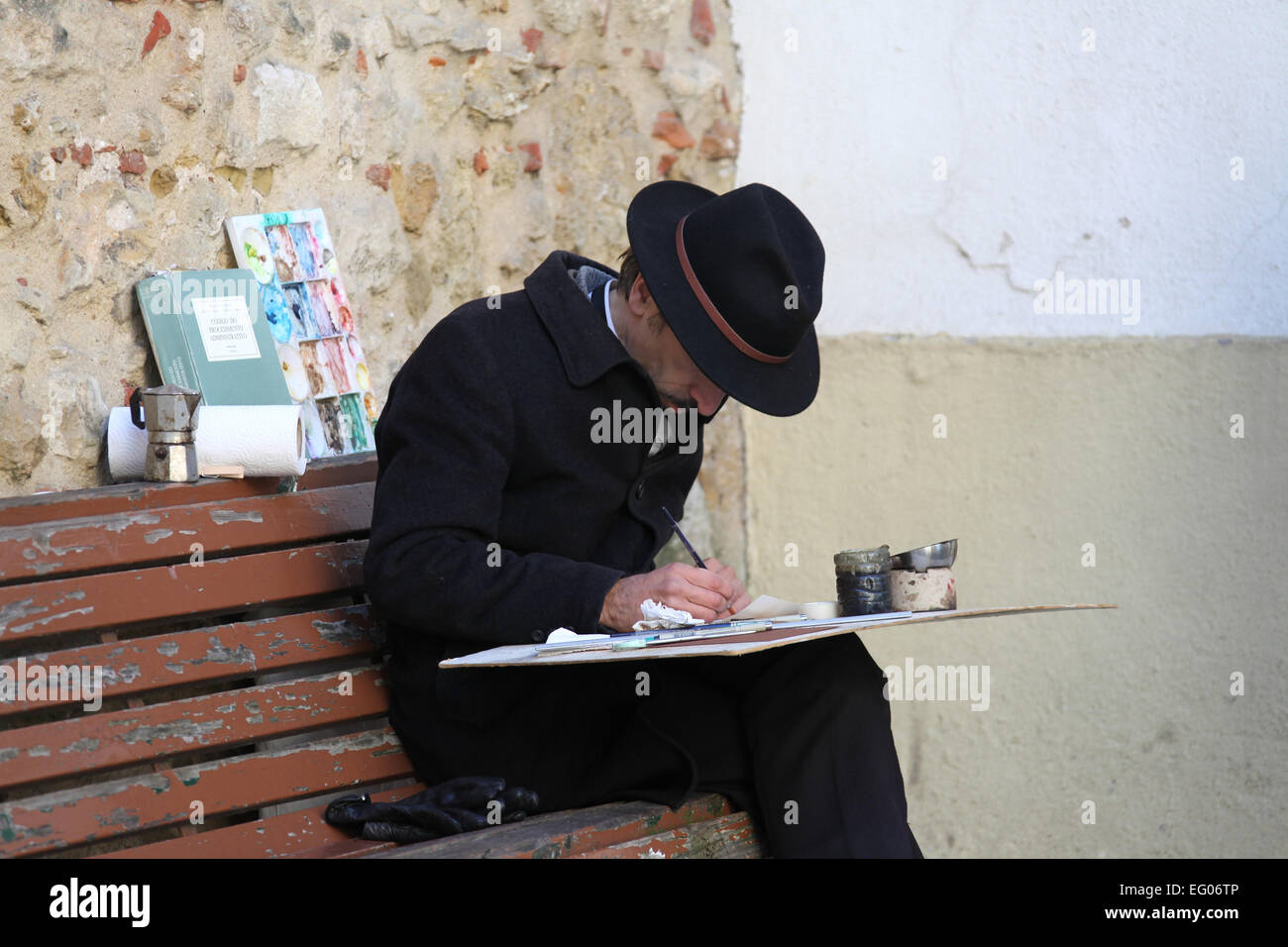 Artista di strada a Lisbona che dipinge con caffè Foto Stock