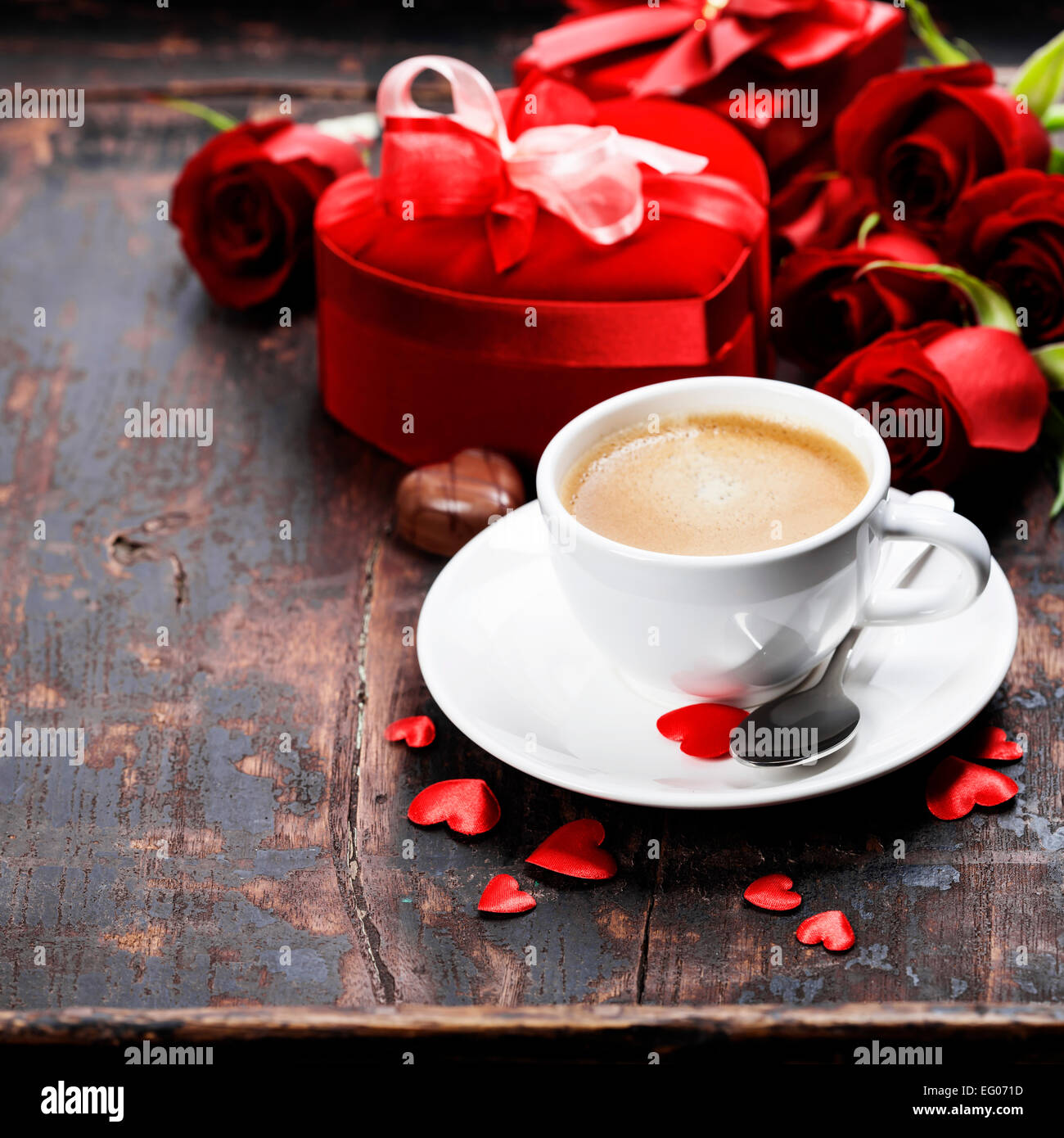 Composizione di San Valentino con caffè, rose e confezione regalo su sfondo di legno Foto Stock