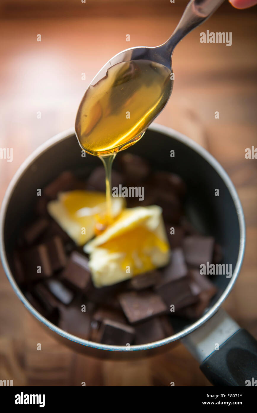 La cottura con fuso in salsa di cioccolato in una casseruola. Foto Stock