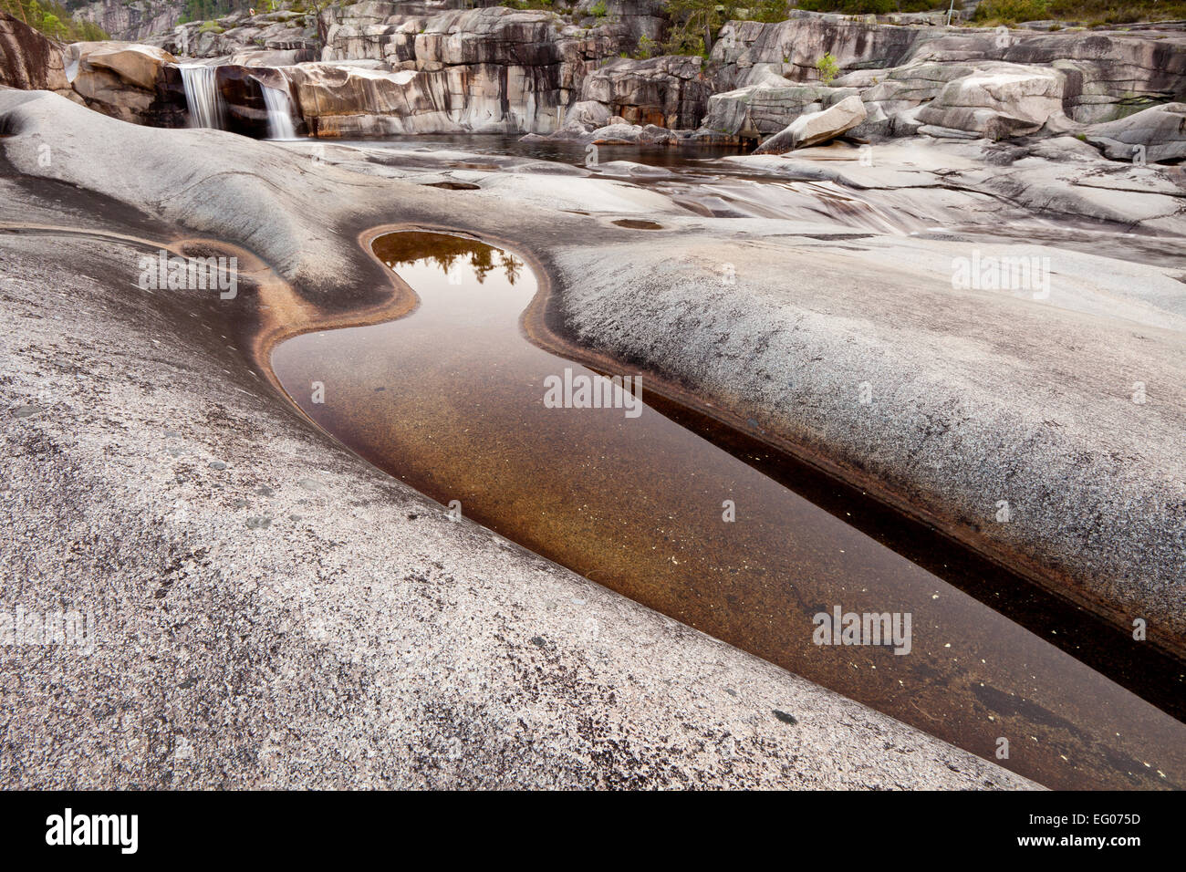 La cascata e liscia le formazioni rocciose a Reinsfoss in Nissedal, Telemark, Norvegia. Foto Stock