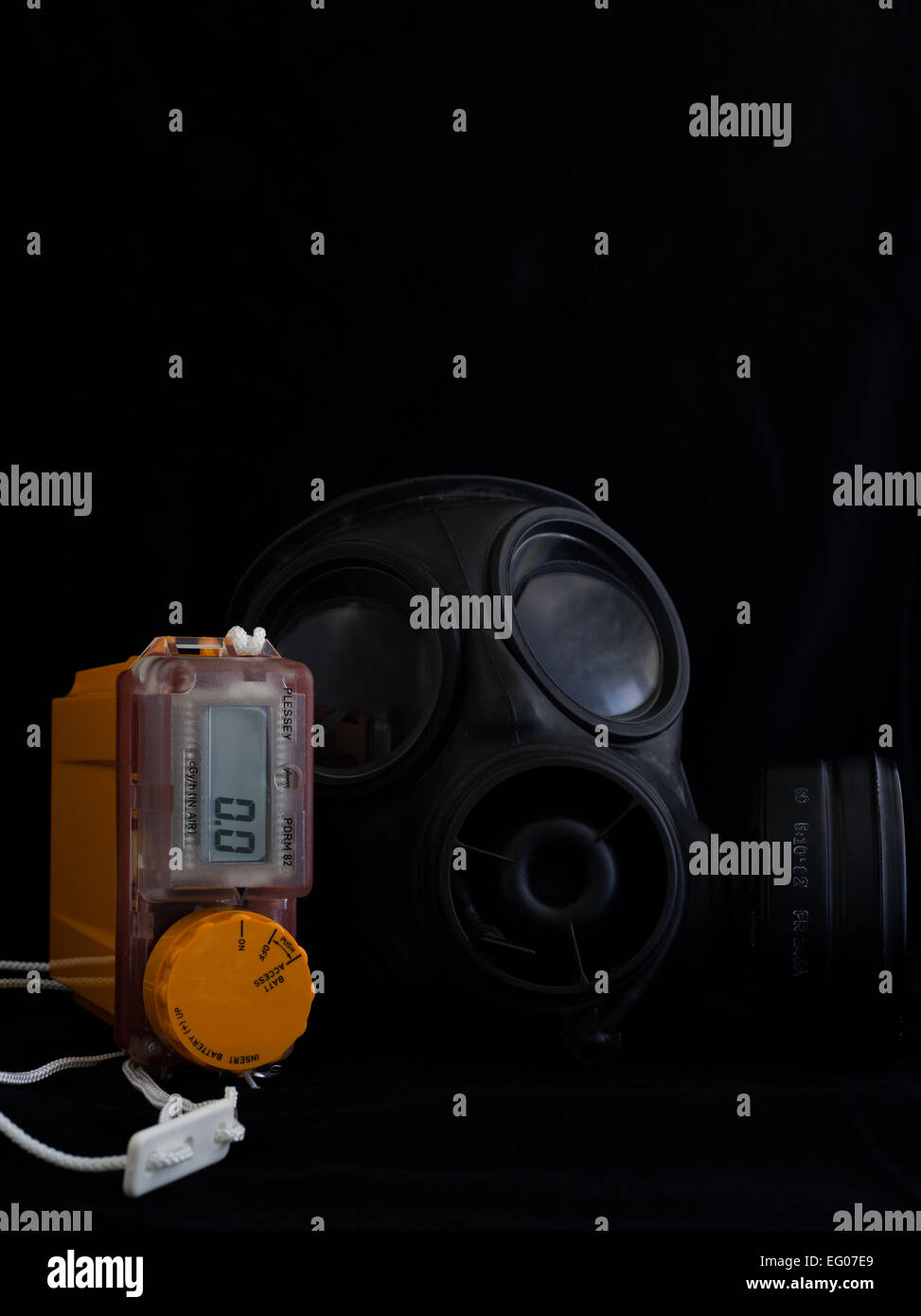 Il respiratore maschera a gas e monitor di radiazione Foto Stock