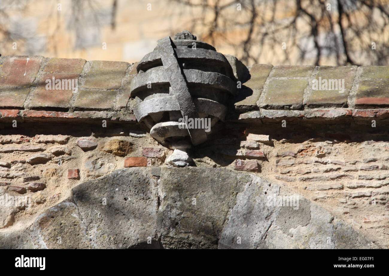 Sfera armillare dettaglio della parete e il cancello di ingresso al castello di Sao Jorge a Lisbona Foto Stock