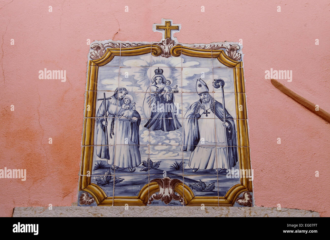 Azulejos al di sopra di una porta nel quartiere di Alfama di Lisbona Foto Stock