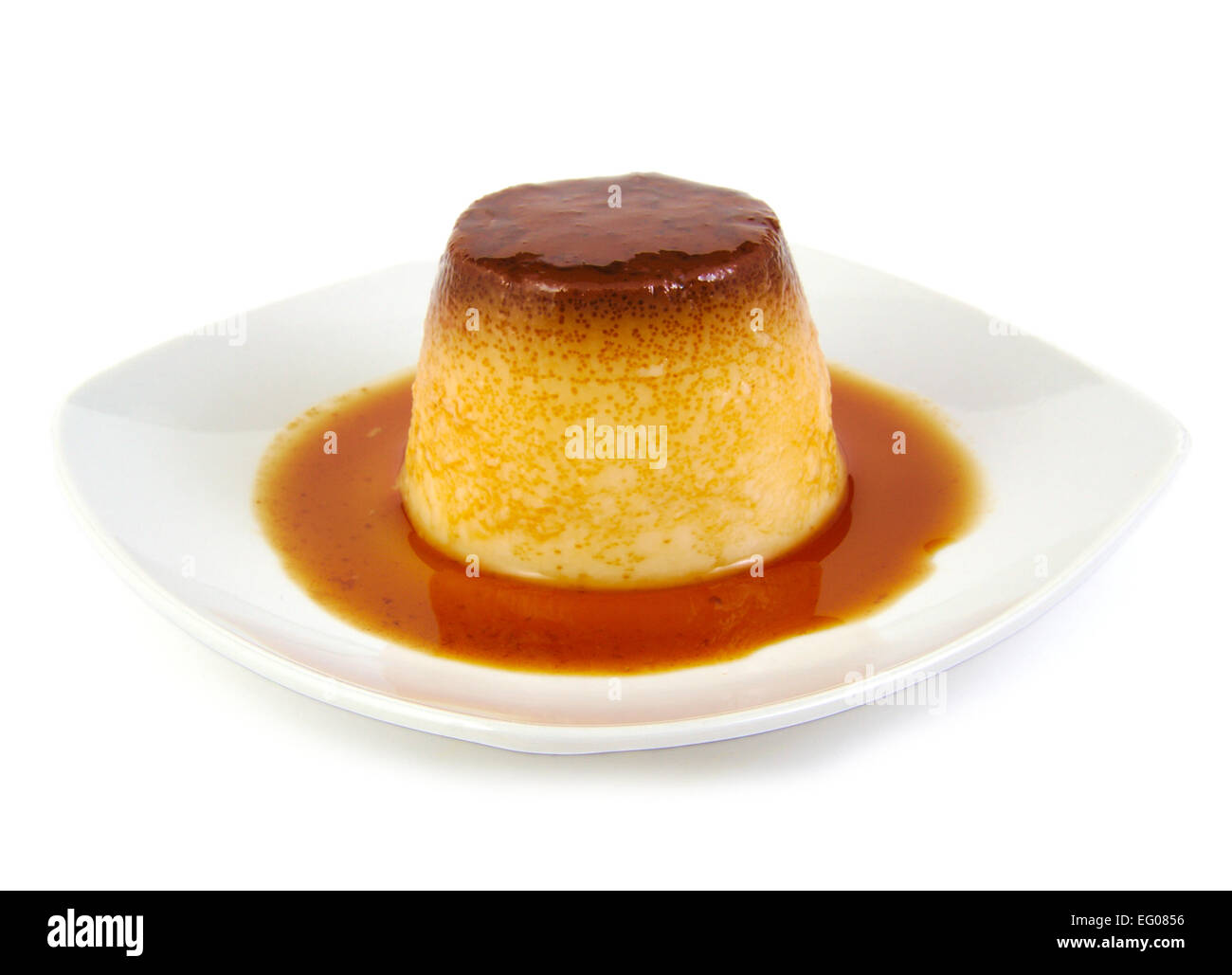 Creme caramel, caramello crema pasticcera o budino di crema su sfondo bianco Foto Stock