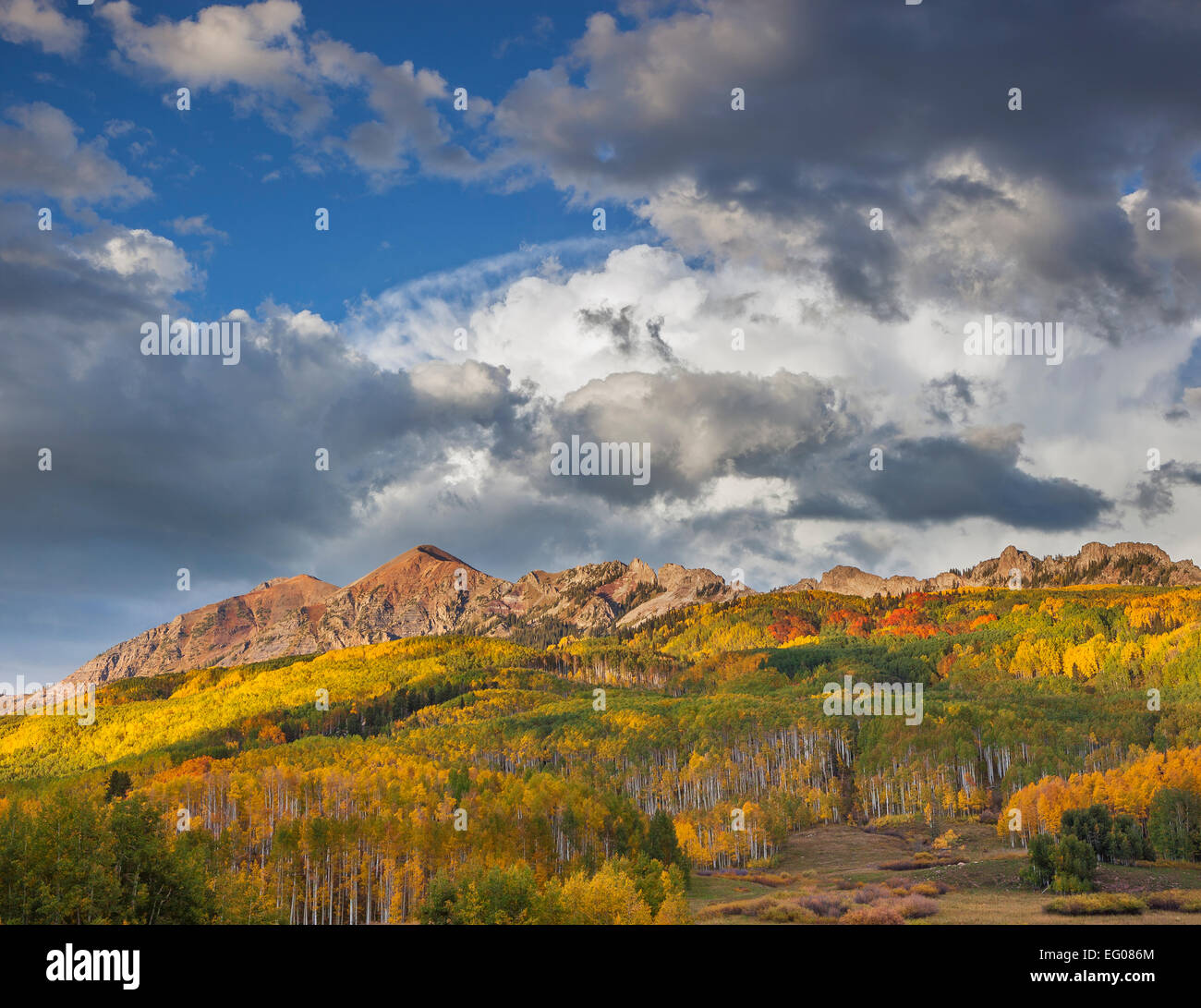 La Foresta Nazionale di Gunnison, CO: nuvole sopra la gamma di Ruby in inizio di caduta Foto Stock