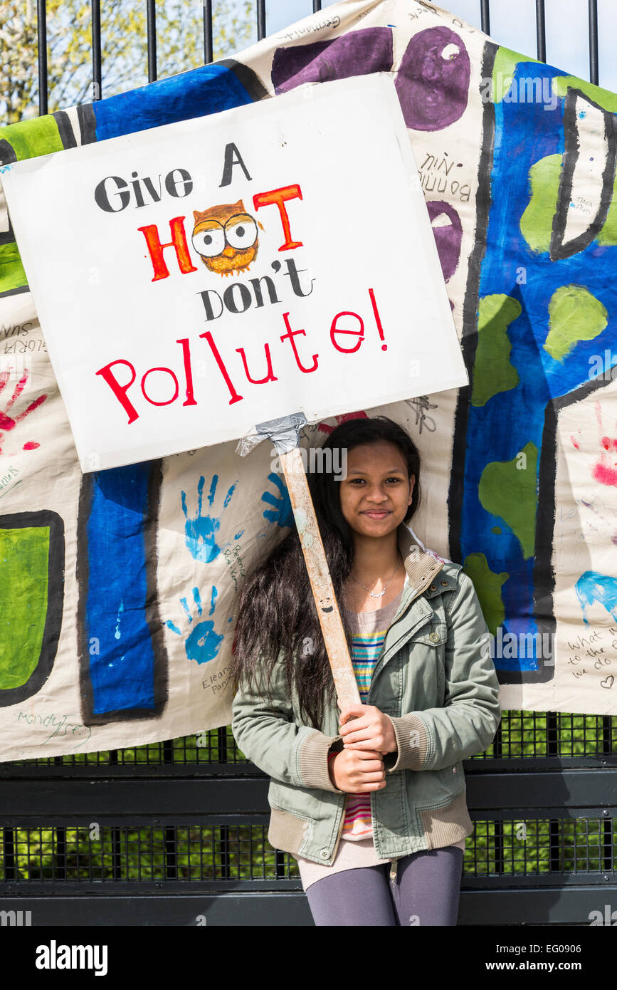 Giovane donna asiatica con segno di protesta, Vancouver Earth Day Parade e Festival 2013, organizzato da "Gioventù per la giustizia climatica ora ' Foto Stock