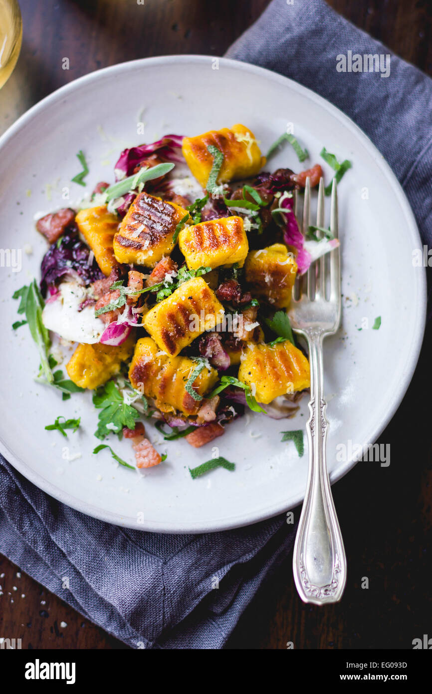 Gnocchi di zucca con insalata Foto Stock