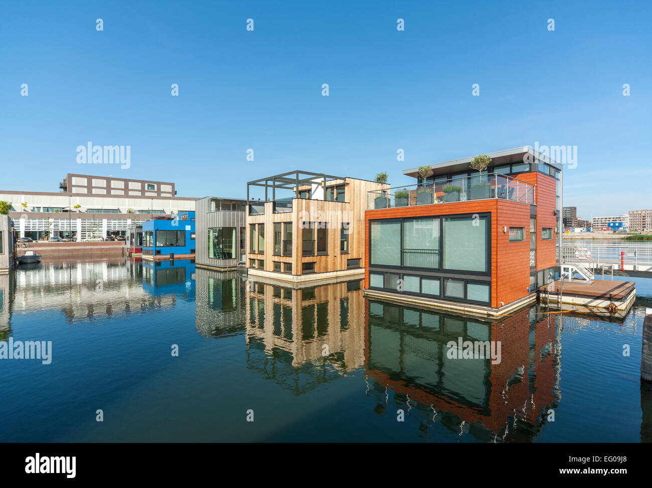 Le case galleggianti case moderne case galleggianti barche casa ville sull'acqua in Amsterdam IJburg Yburg distretto. Innalzamento del livello del mare progetto. Foto Stock