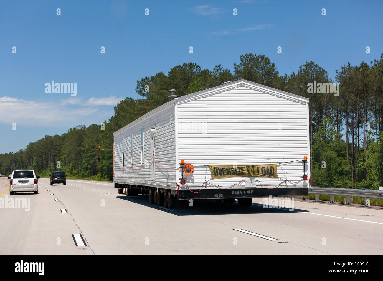 Carrello con carico oversize: spostamento di un rimorchio FEMA Home Unità sulla I-85 Interstate Highway vicino Grantville GA. Foto Stock
