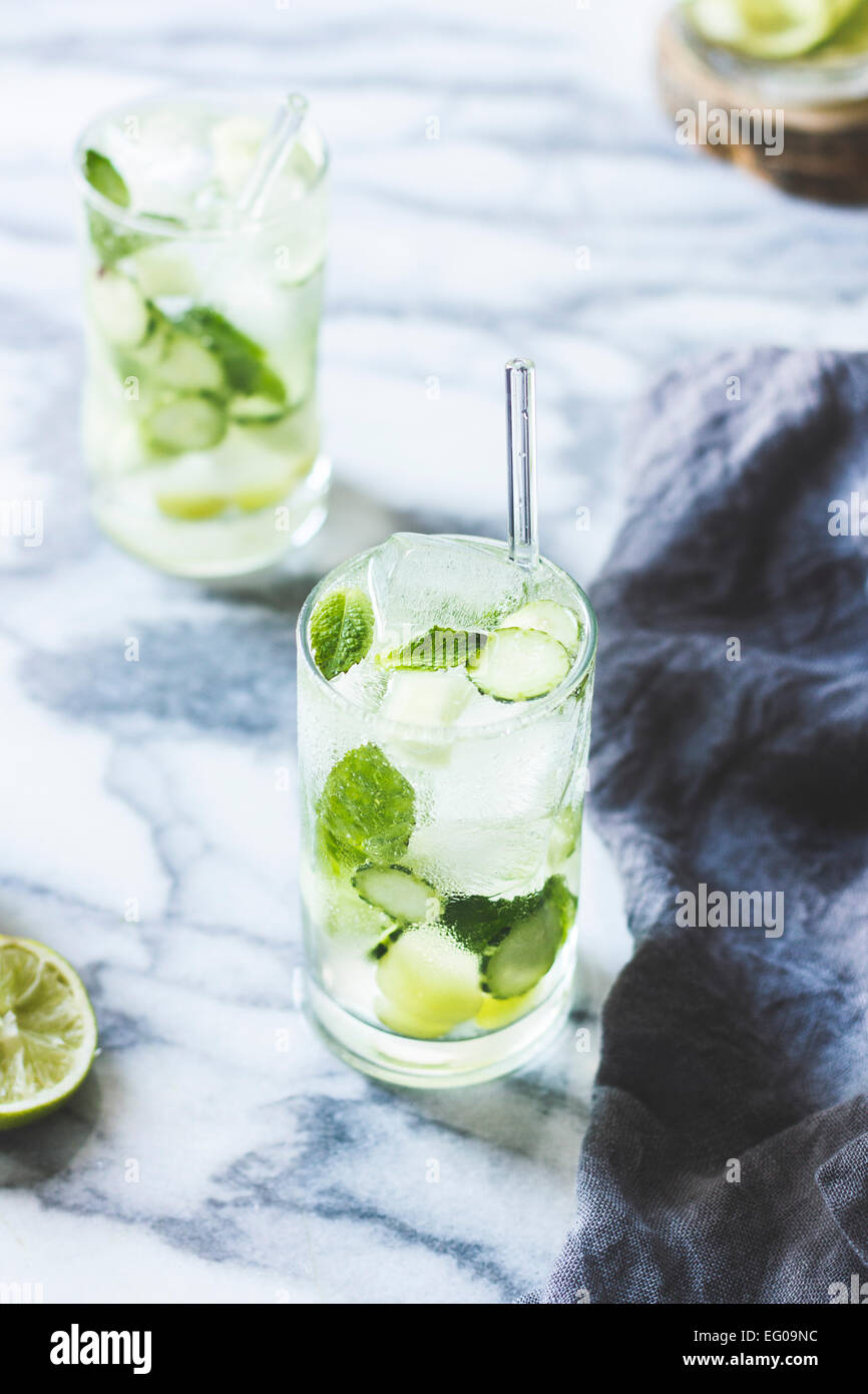 La sangria verde con melone, cetriolo, menta e basilico, uva e la calce e drink. Foto Stock