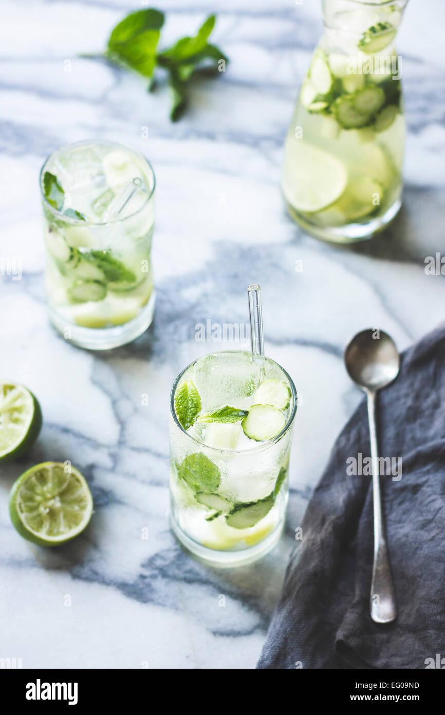 La sangria verde con melone, cetriolo, menta e basilico, uva e la calce e drink. Foto Stock