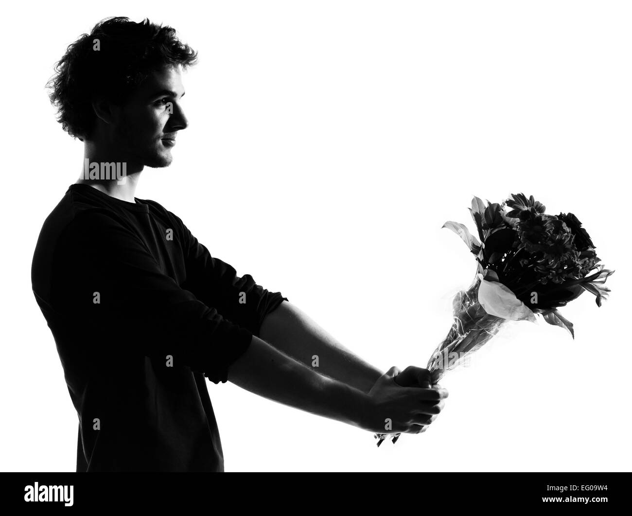 Giovane uomo che offre bouquet di fiori silhouette in studio isolato su sfondo bianco Foto Stock