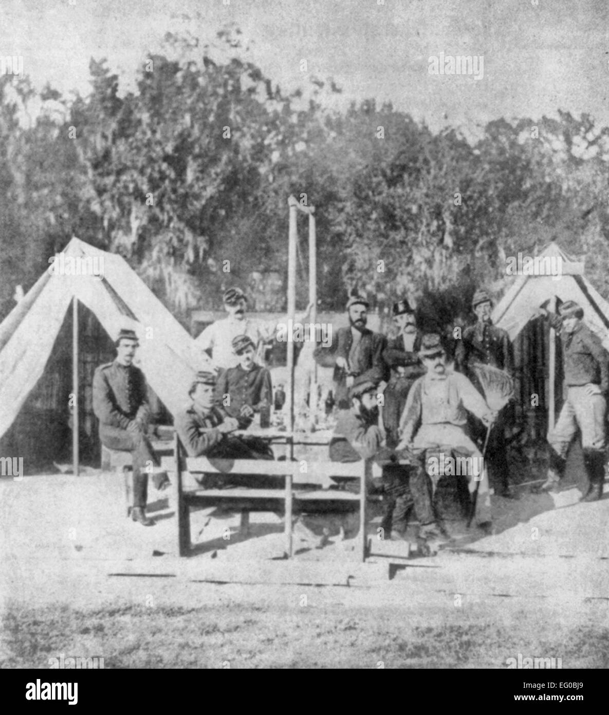 Artillerists confederato, membri del Washington Reggimento di Artiglieria di New Orleans, poste nella parte anteriore delle tende. Inizio 1862. USA LA GUERRA CIVILE Foto Stock