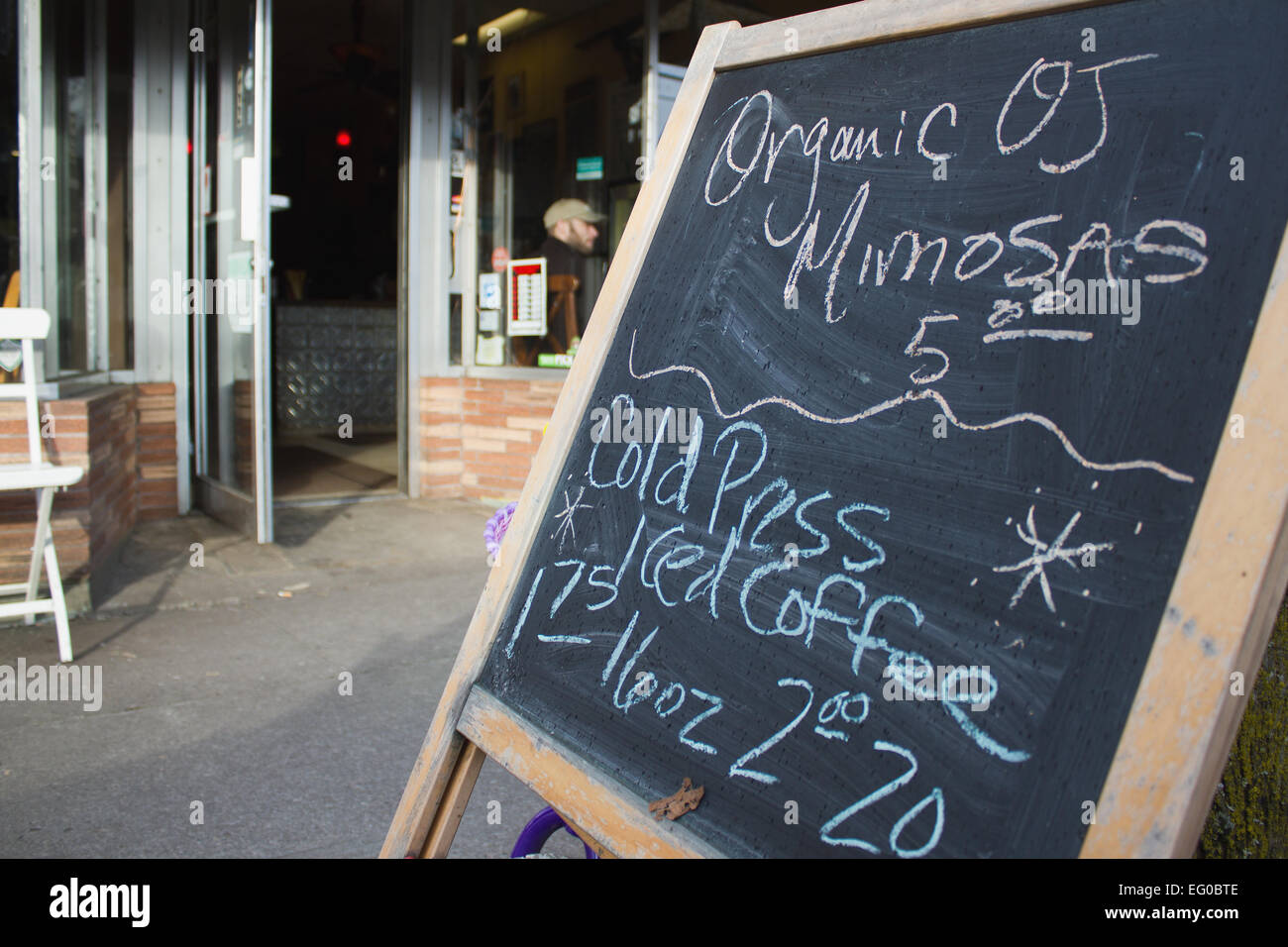 Chalkboard segno seduto fuori da un bar Foto Stock