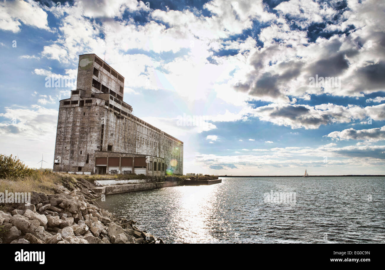 Elevatore granella lungo le rive del Lago Erie in Buffalo, New York. La costruzione è uno degli ultimi a granai in zona. Foto Stock