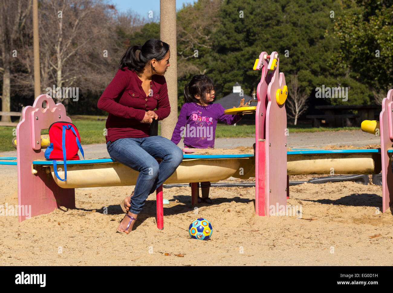 Persone di origine ispanica, madre e figlia, bambino, giovane ragazza, giocando, sandbox, Pioneer Park, Novato, California, Stati Uniti Foto Stock
