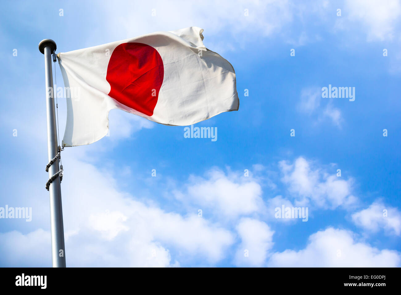 Bandiera del Giappone con l'azzurro del cielo e del Cloud Foto Stock