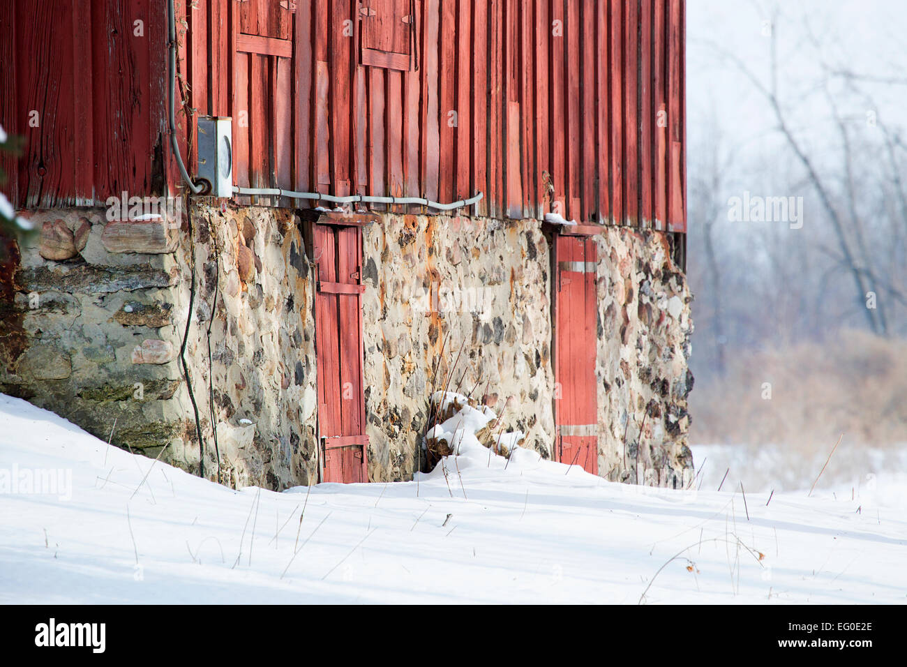 Dettagli di un granaio rosso sparato contro il bianco cielo d'inverno. Foto Stock