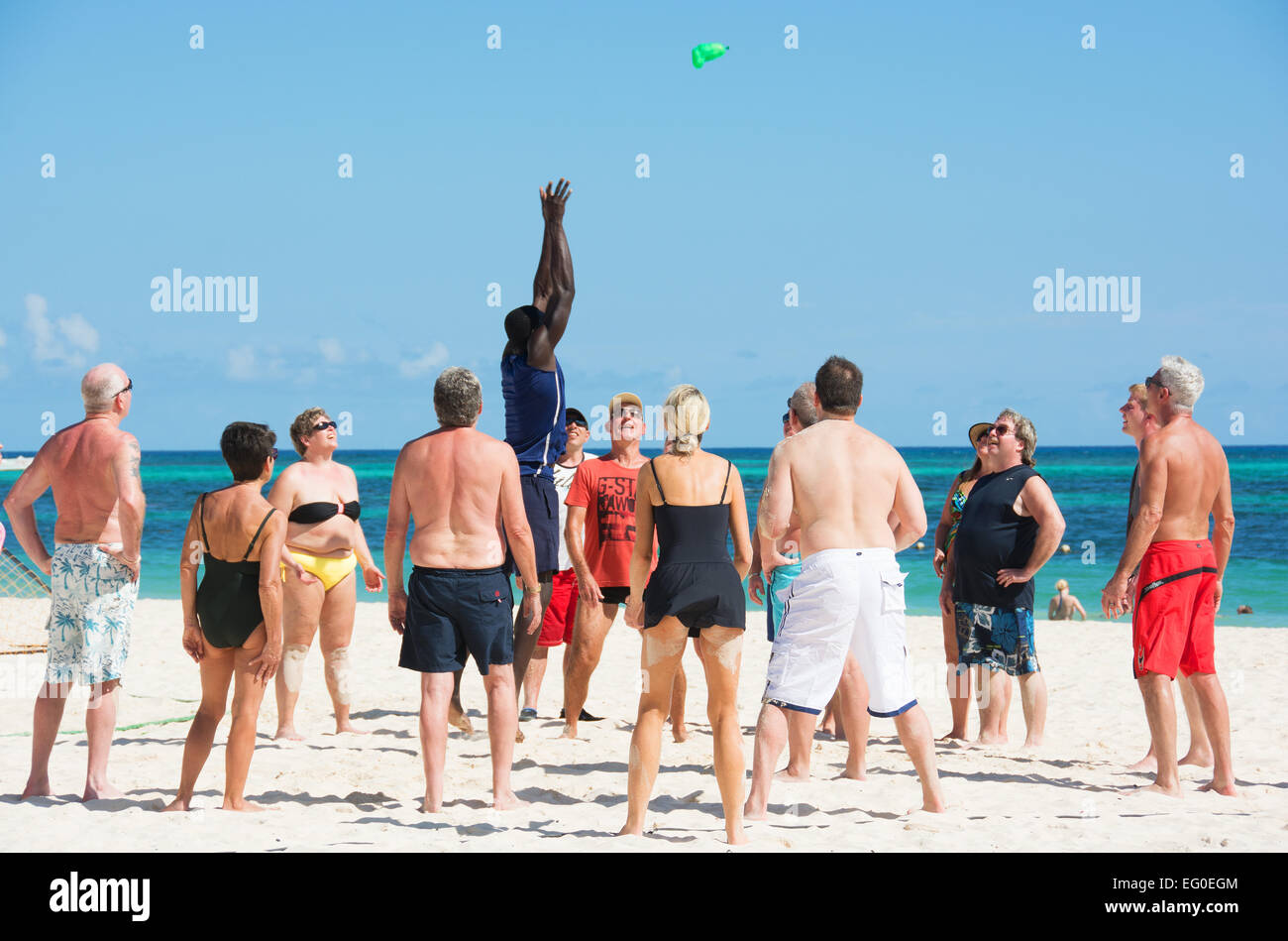 Repubblica Dominicana. I villeggianti un gioco sulla spiaggia di Punta Cana. 2015. Foto Stock