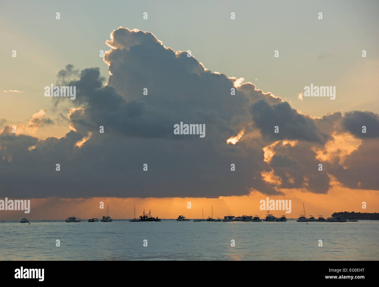 Repubblica Dominicana. Un grande e minacciosa nube di tempesta telai su barche ormeggiate vicino spiaggia di Punta Cana. 2015. Foto Stock