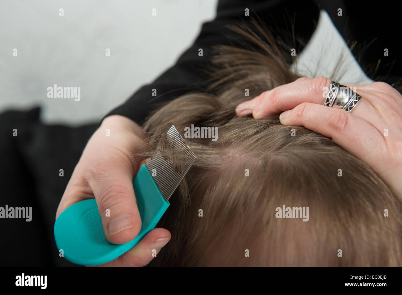 Madre di controllo testina per bambini per i pidocchi con un pettine Foto Stock