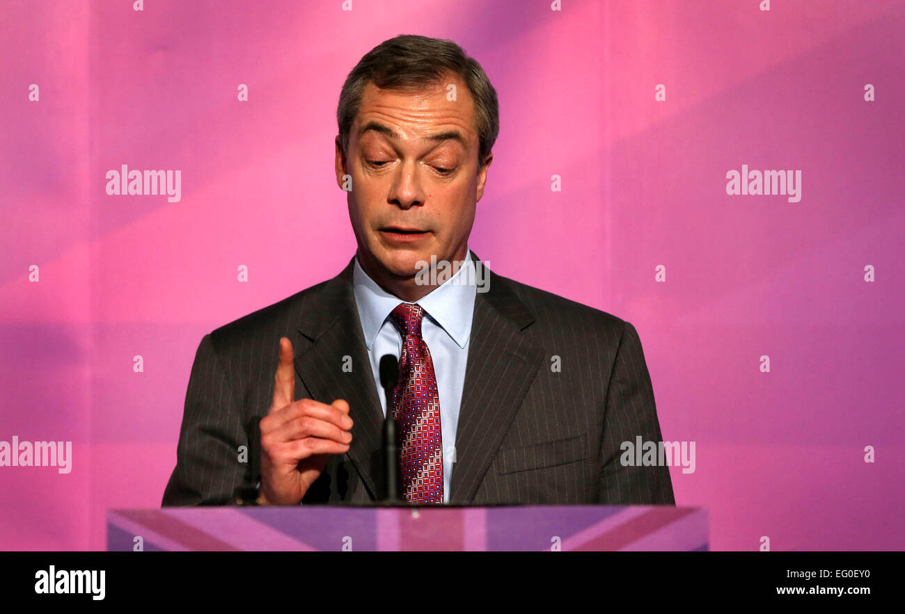 Leader dell'UKIP Nigel Farage fa il suo primo discorso davanti al Gereral Elezione al filmato Starr Cinema in Canvery isola. Foto Stock