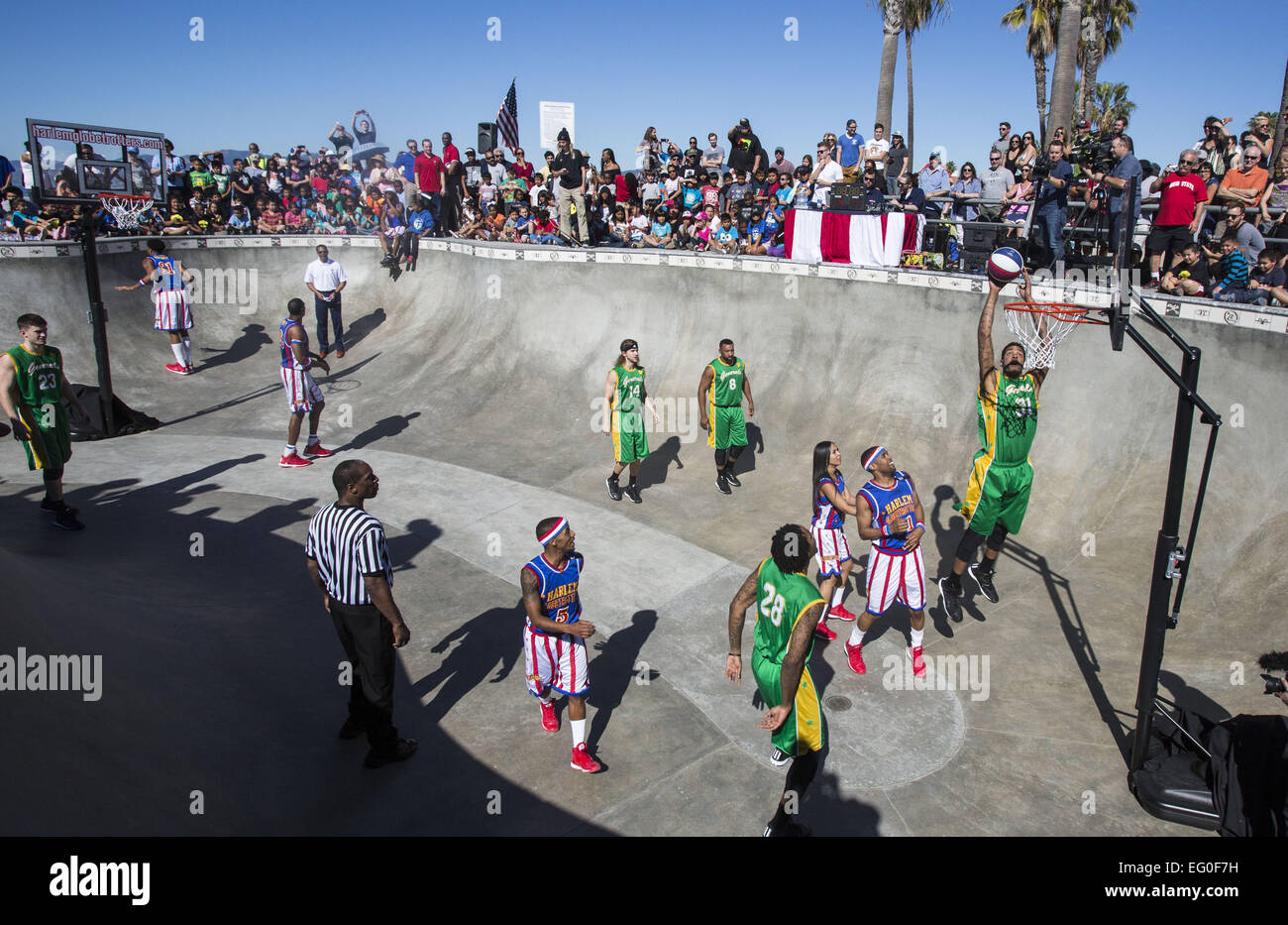 Los Angeles, California, USA. 12 Feb, 2015. Harlem Globetrotters gioca contro Washington Generals durante una partita nel recipiente di Venice Beach Skate Park, a Los Angeles, California, giovedì 12 febbraio, 2015. Credito: Ringo Chiu/ZUMA filo/Alamy Live News Foto Stock