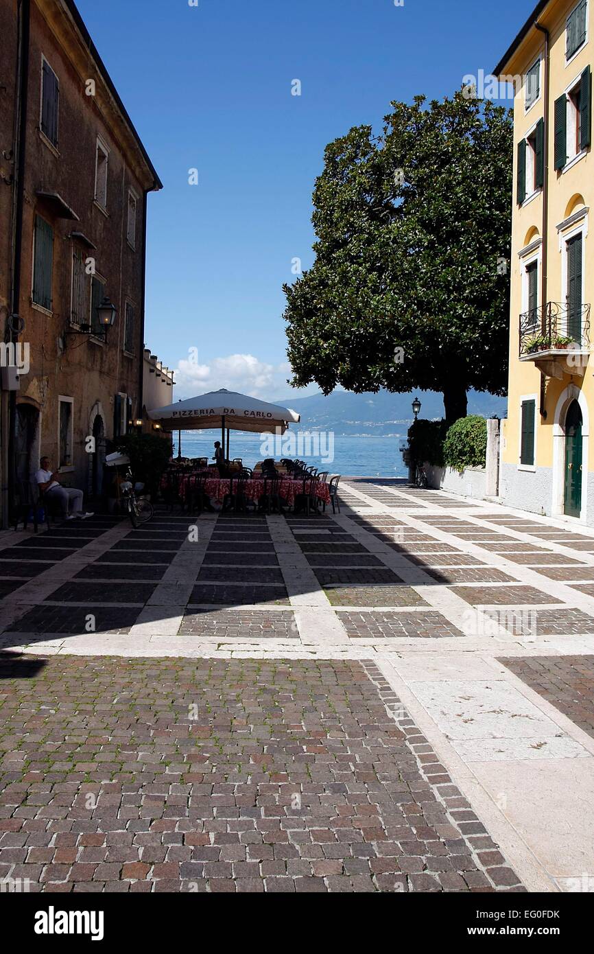 Strade strette ed edifici storici che dominano la città vecchia di Torri del Benaco. Il fascino mediterraneo di questo ensemble sarà indimenticabile. Torri del Benaco è una cittadina sulla sponda orientale del Lago di Garda. Foto: Klaus Nowottnick Data: 27 Agosto 2014 Foto Stock