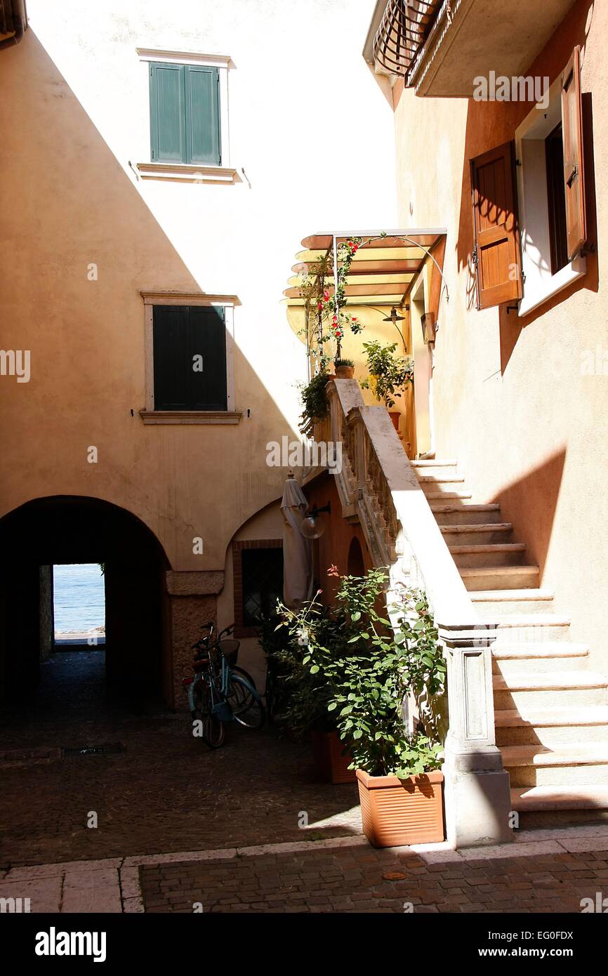 Strade strette ed edifici storici che dominano la città vecchia di Torri del Benaco. Il fascino mediterraneo di questo ensemble sarà indimenticabile. Torri del Benaco è una cittadina sulla sponda orientale del Lago di Garda. Foto: Klaus Nowottnick Data: 27 Agosto 2014 Foto Stock