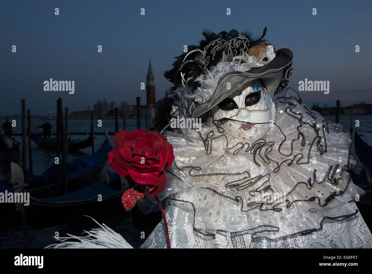 Venezia, Italia. Il carnevale di Venezia al tramonto. Persone vestito in costumi e maschere di usura come si festeggia il Carnevale 2015 a Venezia, Italia. Foto Stock