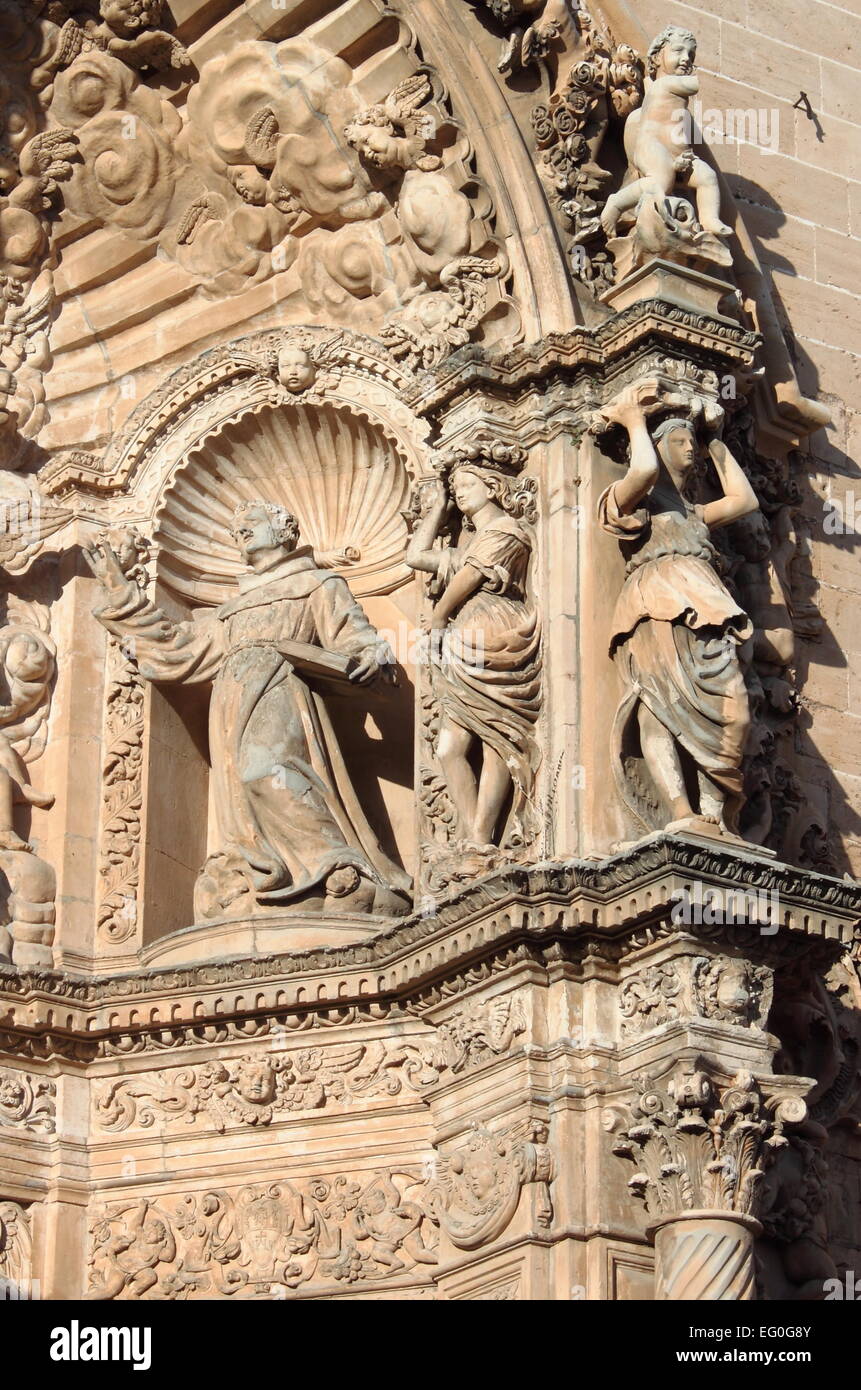 Bassorilievi in San Francesco di Assisi in Palma de Mallorca, Spagna Foto Stock