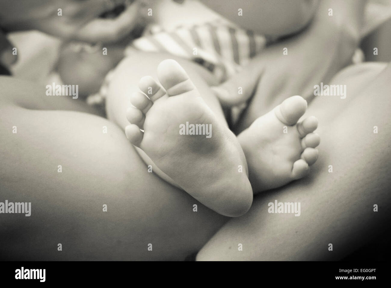 Il bambino e il genitore, close-up di del bambino in piedi Foto Stock